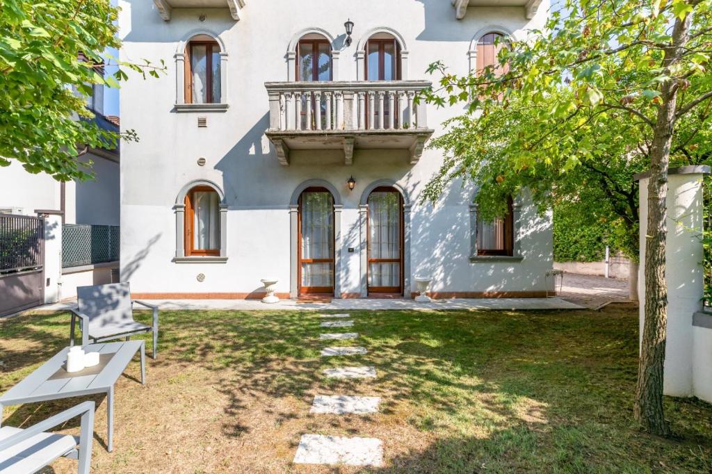Pet-Friendly & Modern APT with Garden - One-Bedroom Apartment