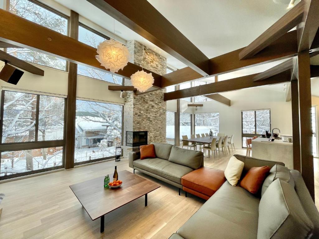 A seating area at Silver Maple Chalet by Hakuba White Fox Company