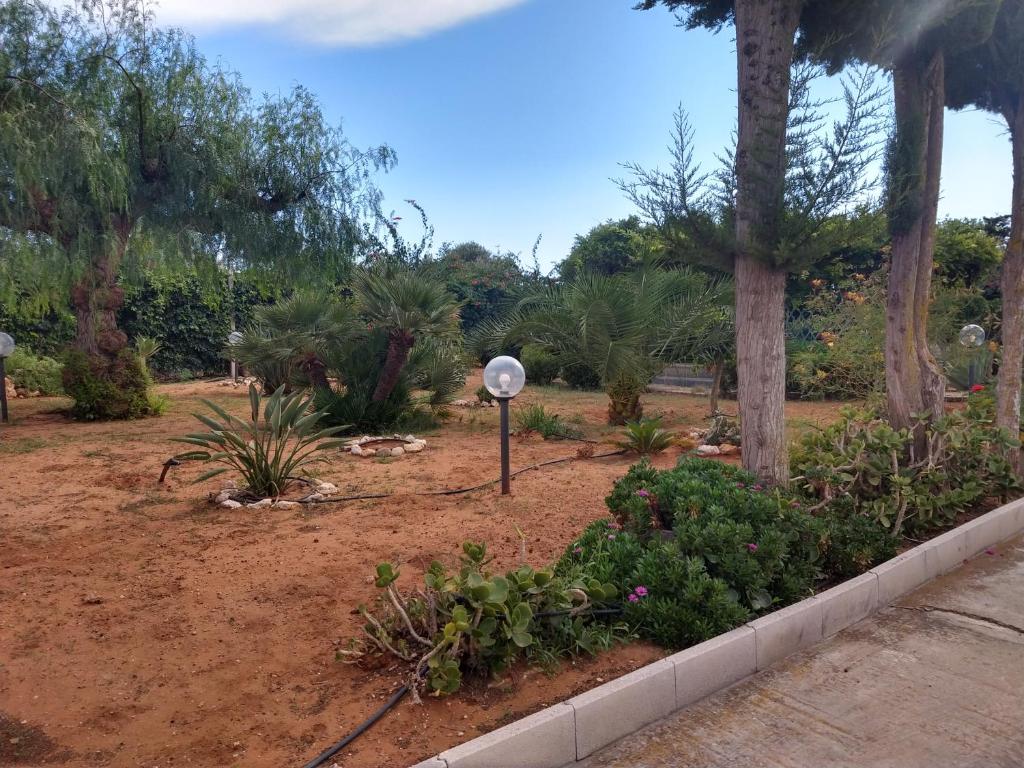 A garden outside Il gazebo