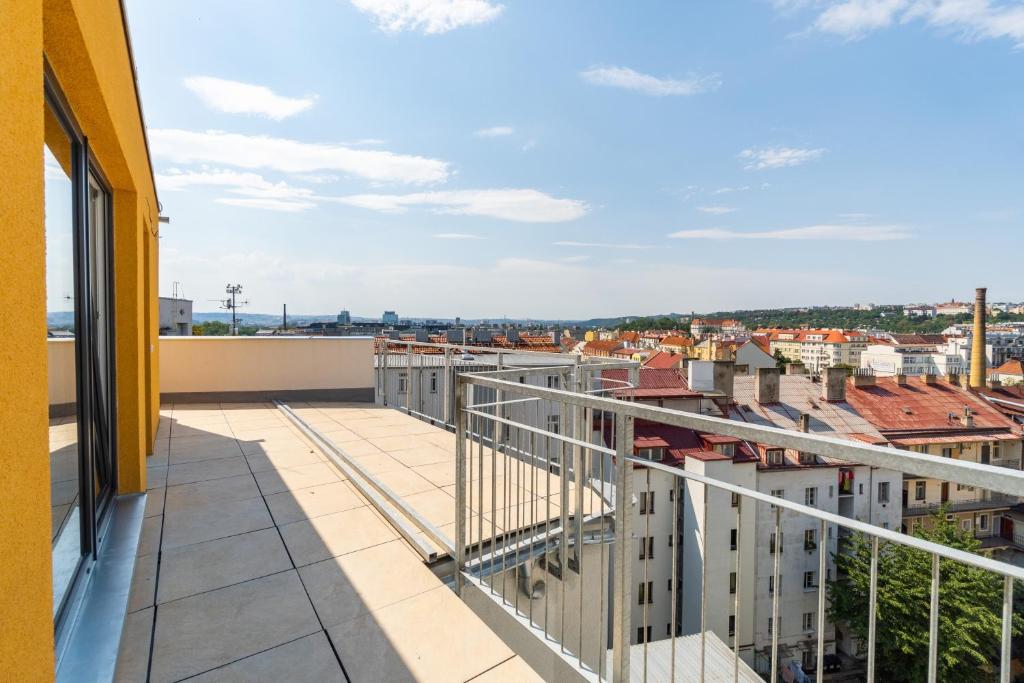 Balkon lub taras w obiekcie One bedroom penthouse apartment # 82 in the brand new building close to the city center with free parking