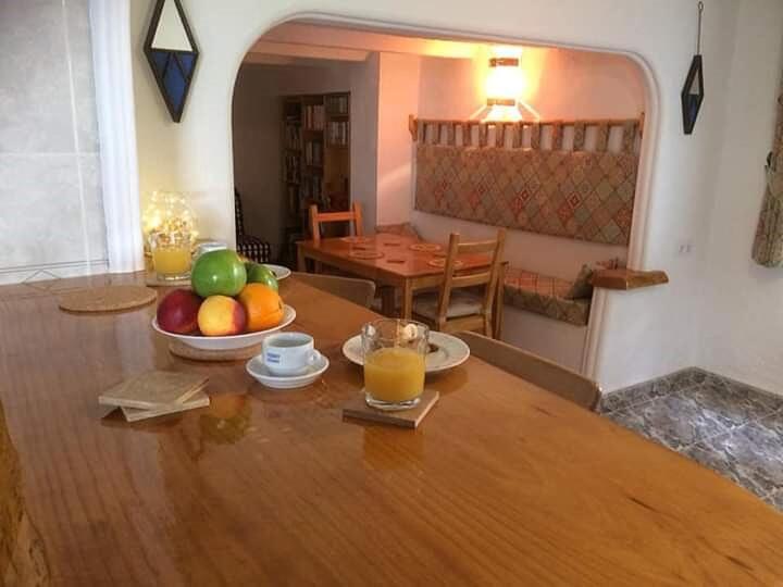 - une table avec un bol de fruits dans l'établissement Casa de las Flores - a picture perfect location!, à El Gastor