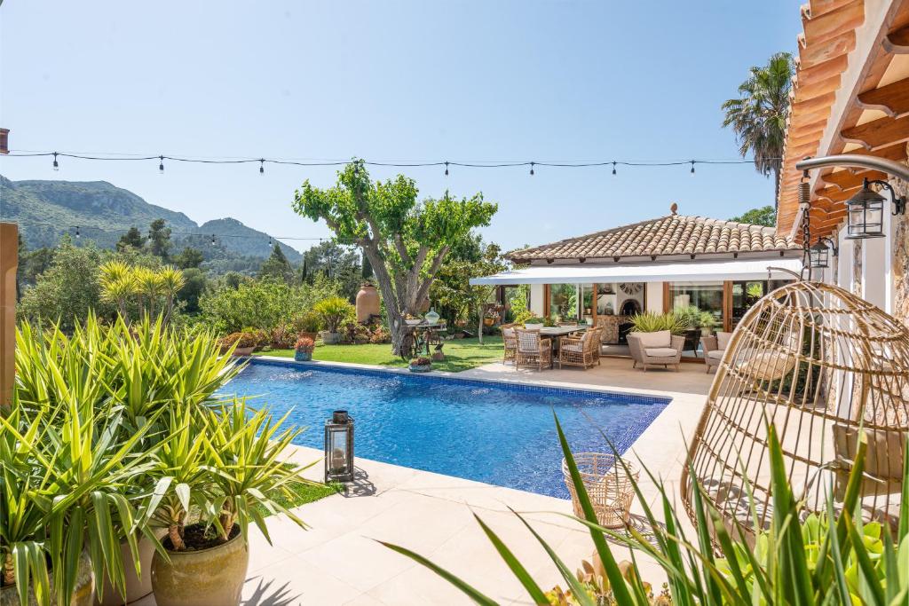 a backyard with a swimming pool and a house at Can Sion in Esporles