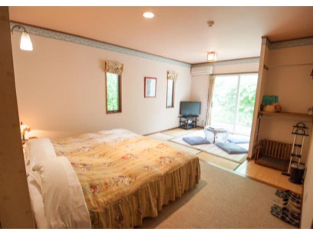um quarto com uma cama e uma grande janela em Gasthof yell / Vacation STAY 79366 em Kuroiso