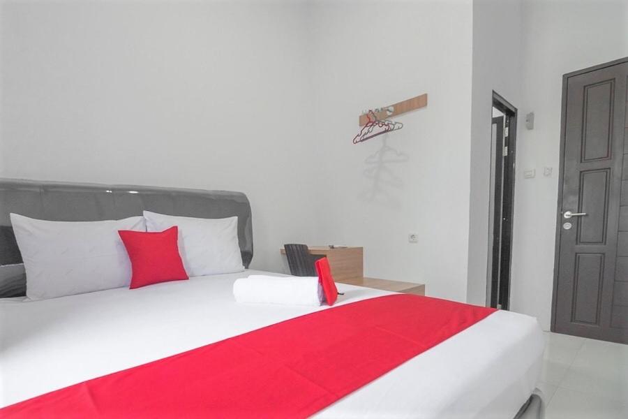 Postel nebo postele na pokoji v ubytování Cattail Guest House Pontianak