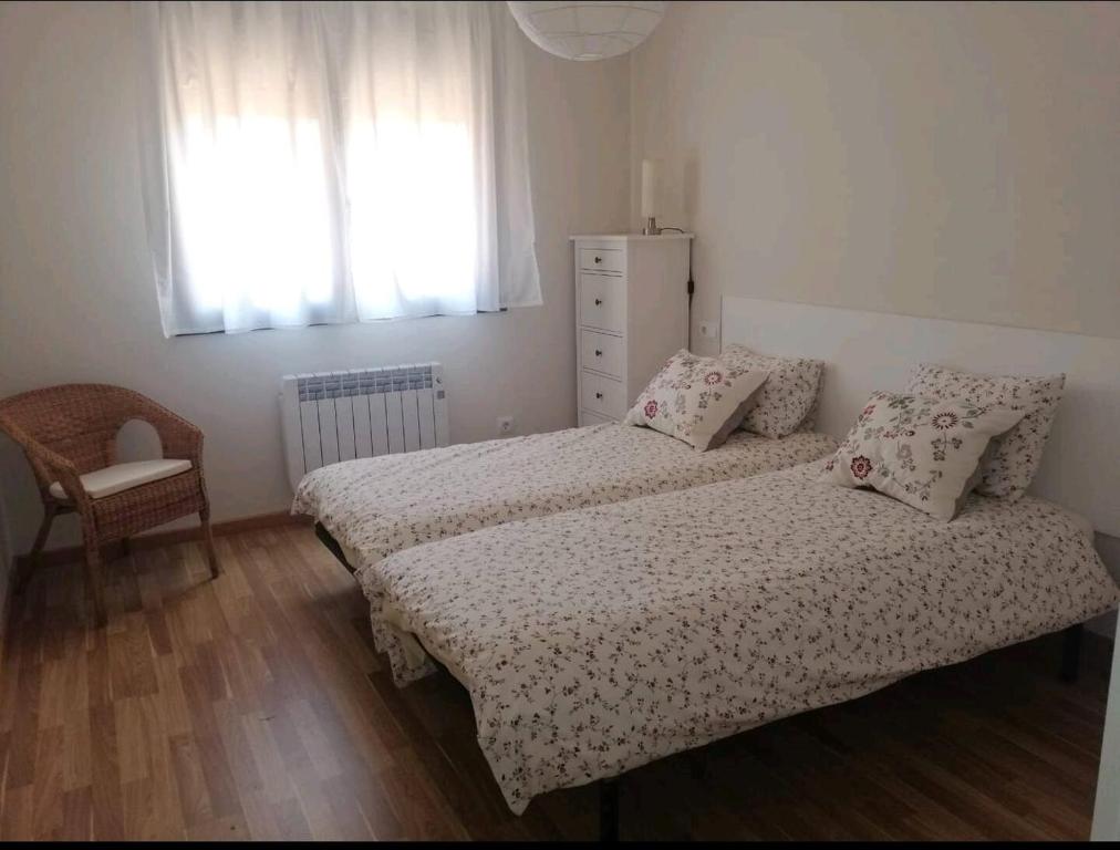 Postel nebo postele na pokoji v ubytování Apartamento La Montañesa en Aínsa, bonito apartamento con grande terraza
