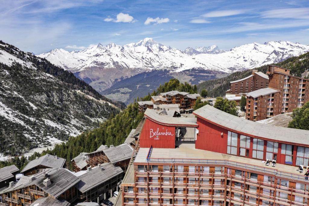 - une vue aérienne sur un complexe avec des montagnes enneigées dans l'établissement Belambra Clubs Arc 2000 - L'Aiguille Rouge - Ski pass included, à Arc 2000