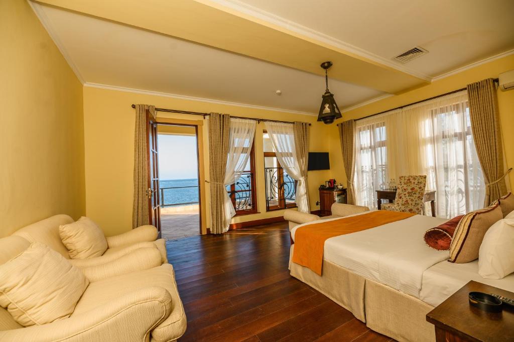 TV a/nebo společenská místnost v ubytování Cocoa Boutique Hotel - Your Kenyan Beachfront Bliss