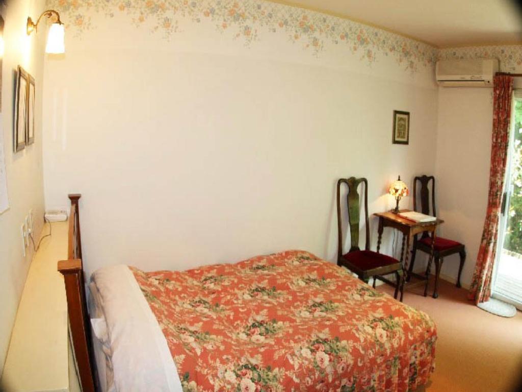 - une chambre avec un lit, une table et une chaise dans l'établissement Gasthof yell / Vacation STAY 79350, à Kuroiso