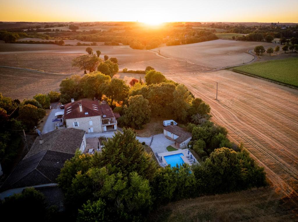 una vista aérea de una casa y un campo en Le Petit Bleu Chambre d'hôtes, en Bourg-de-Visa