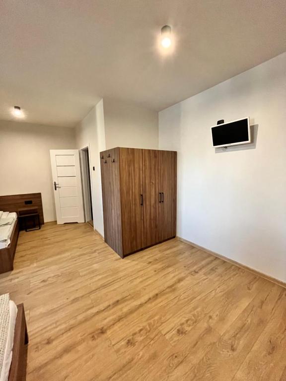 Televízia a/alebo spoločenská miestnosť v ubytovaní Hotel i Restauracja „KRISTAL”