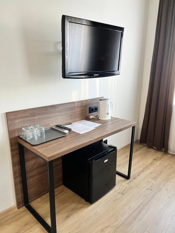 Televízia a/alebo spoločenská miestnosť v ubytovaní Hotel i Restauracja „KRISTAL”