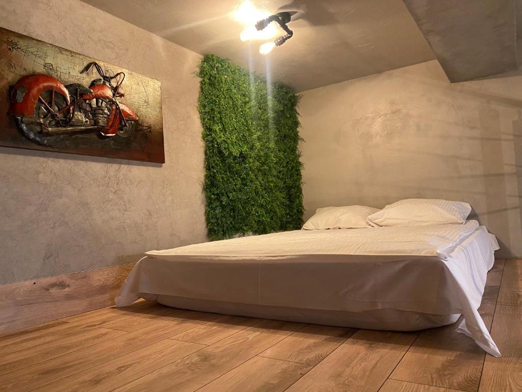 sypialnia z łóżkiem i zieloną ścianą w obiekcie Apartament z widokiem na morze - Sea View, przy plaży w Dziwnówku