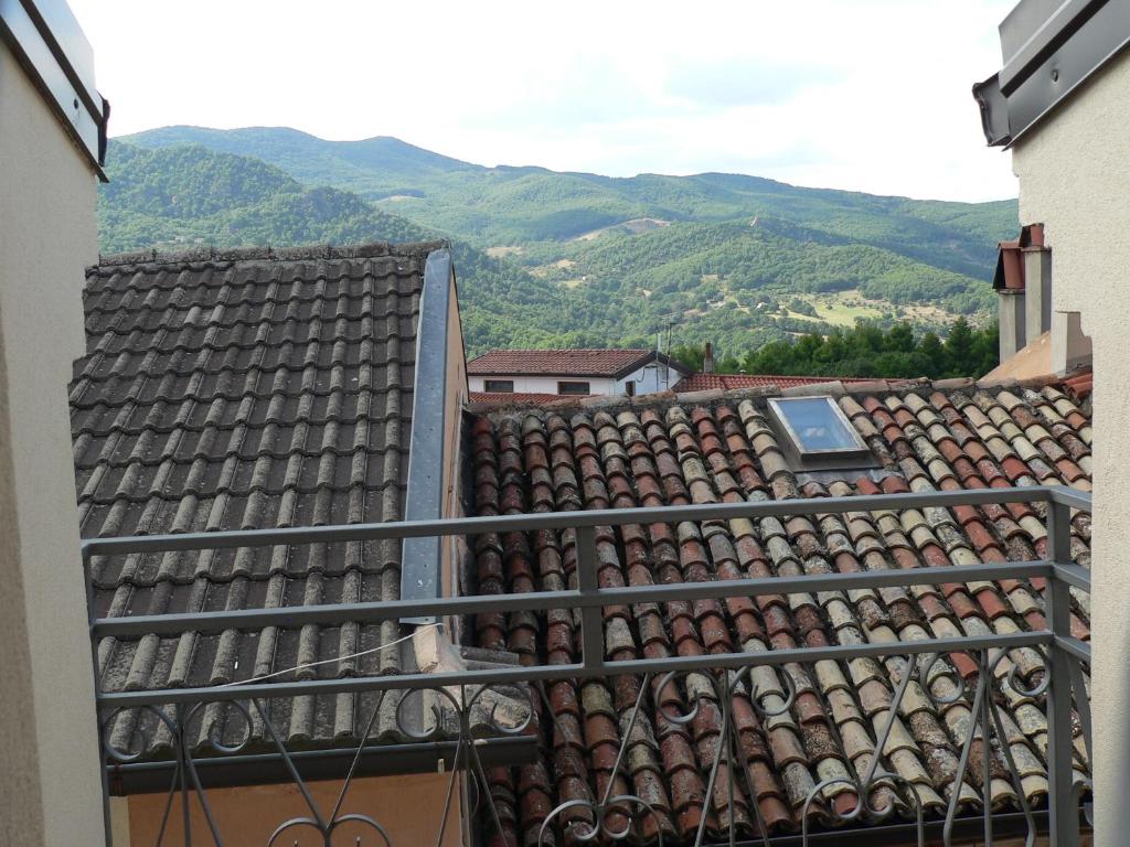 Nespecifikovaný výhled na hory nebo výhled na hory při pohledu z penzionu – hostince