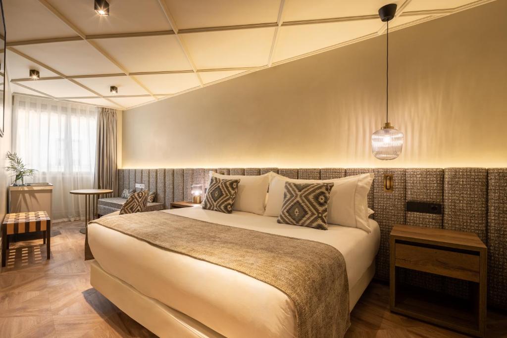 een slaapkamer met een groot bed in een kamer bij Room Mate Leo in Granada