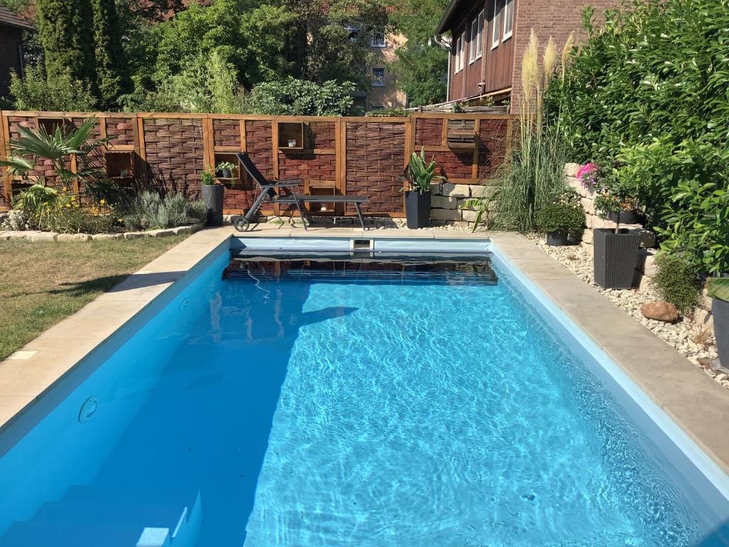 uma piscina num quintal com uma piscina azul em Hilla‘s Holiday Bay em Münster