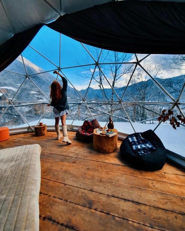Nespecifikovaný výhled na hory nebo výhled na hory při pohledu z luxury tent