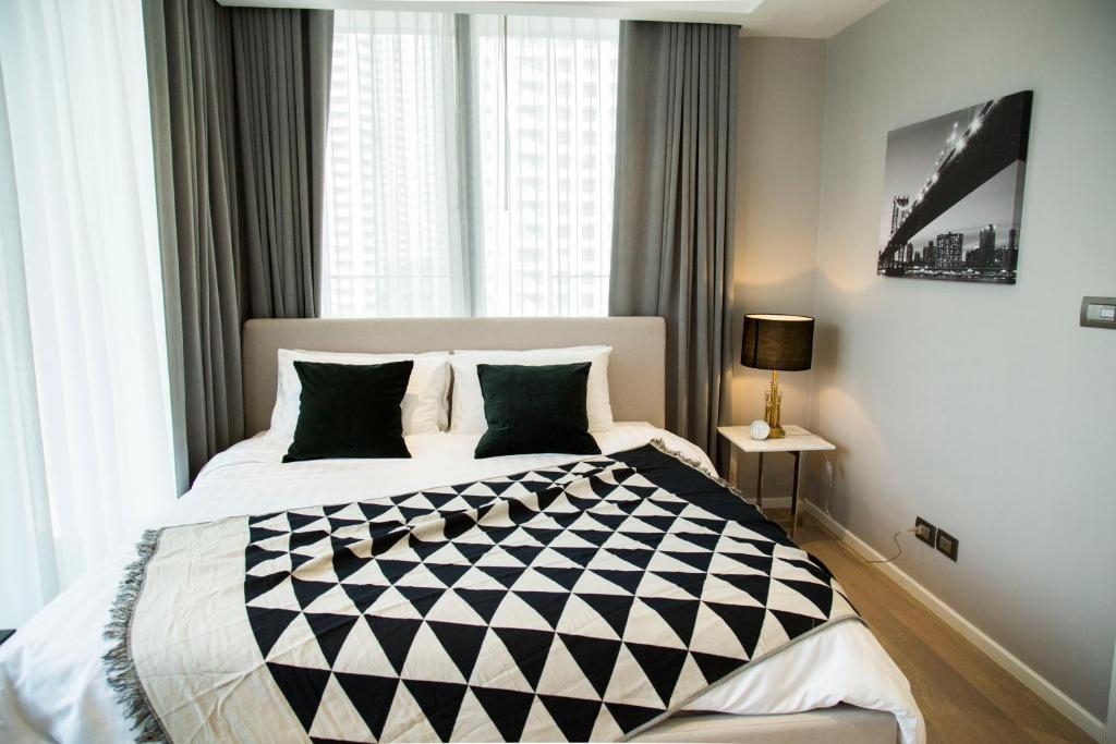 Postel nebo postele na pokoji v ubytování Sukhumvit 11#Luxury#Pool#Gym#BTS Nana&MRT Sukhumvit#1BR#Max2ppl