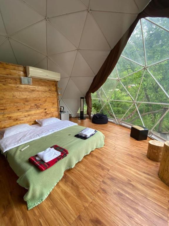 Postel nebo postele na pokoji v ubytování Elsesi Racha Glamping