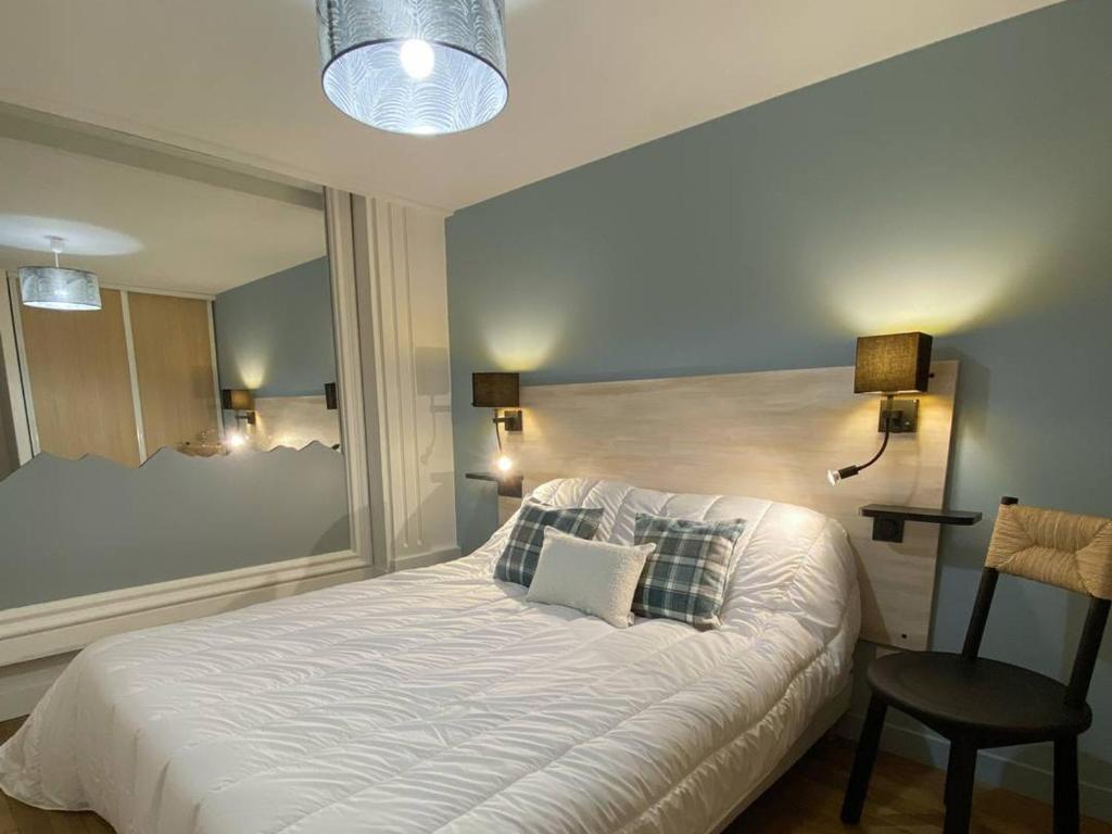 Posteľ alebo postele v izbe v ubytovaní Appartement haut de gamme 113m², 6/8 pers, plein centre, 4 chambres, prestations de qualité - FR-1-234-280