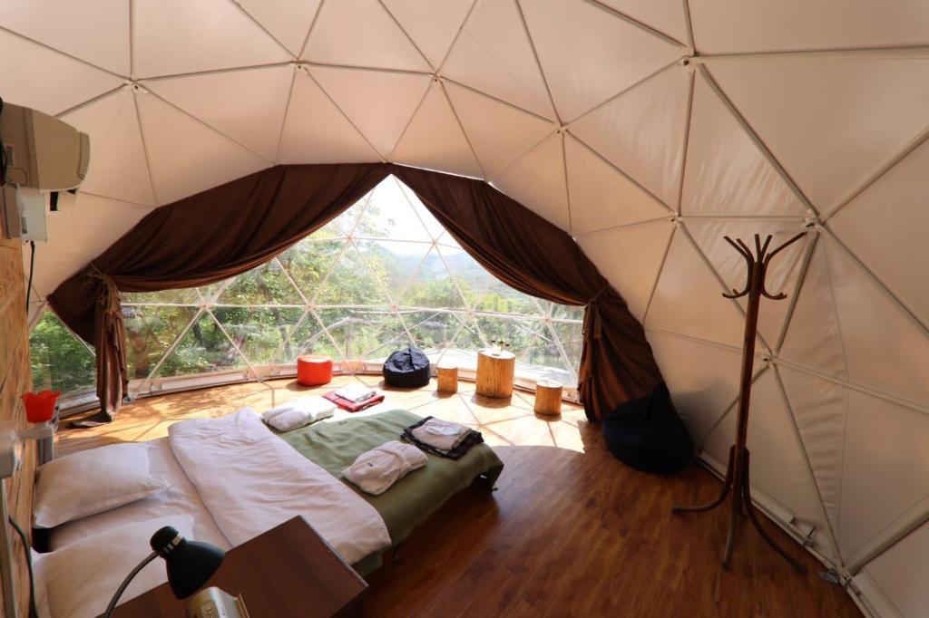 Postel nebo postele na pokoji v ubytování Elsesi Racha Glamping