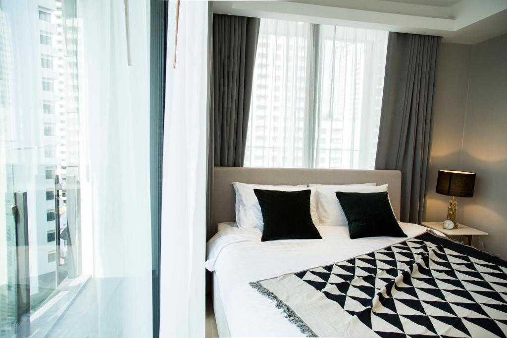 Postel nebo postele na pokoji v ubytování Sukhumvit 11#Luxury#Pool#Gym#BTS Nana&MRT Sukhumvit#1BR#Max2ppl