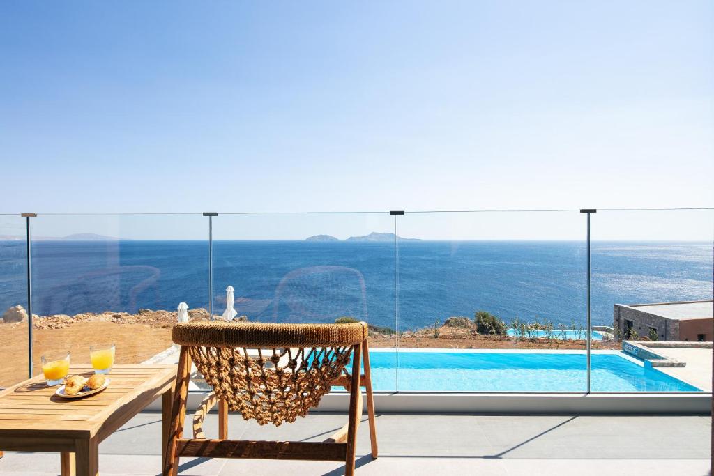 Bazén v ubytování Seafront elegant villas, with infinity pools & devine views! nebo v jeho okolí