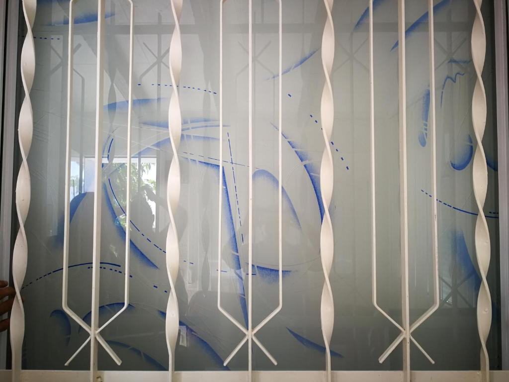 Una cortina con jarrones azules y blancos. en Villetta da Carla en Castellón de Ampurias