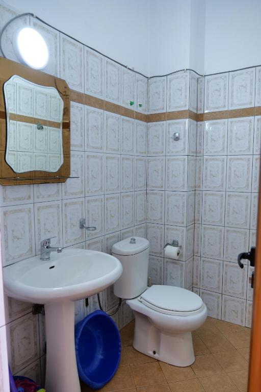 łazienka z toaletą i umywalką w obiekcie Vila Baka w mieście Ksamil