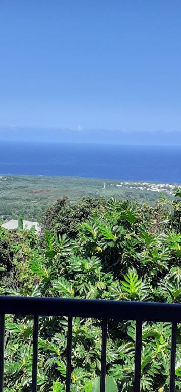 a view of the ocean from a balcony at Loc' Avirons 10 bis in Les Avirons