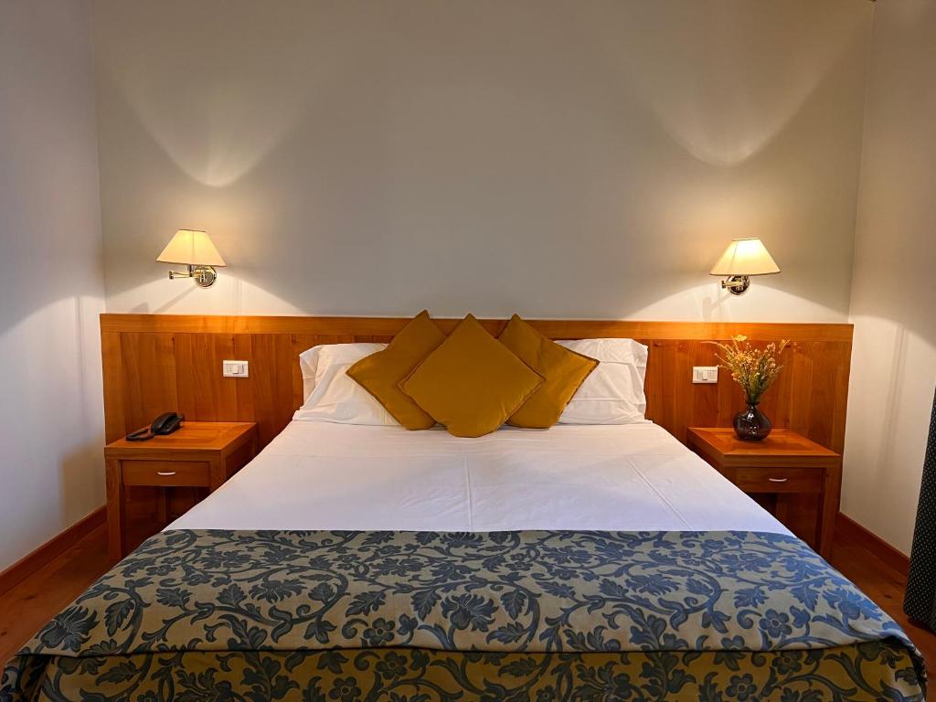 Postel nebo postele na pokoji v ubytování Hotel Due Torri Tempesta