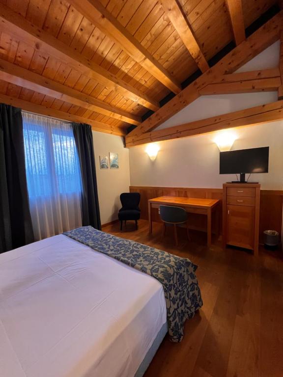 Postel nebo postele na pokoji v ubytování Hotel Due Torri Tempesta