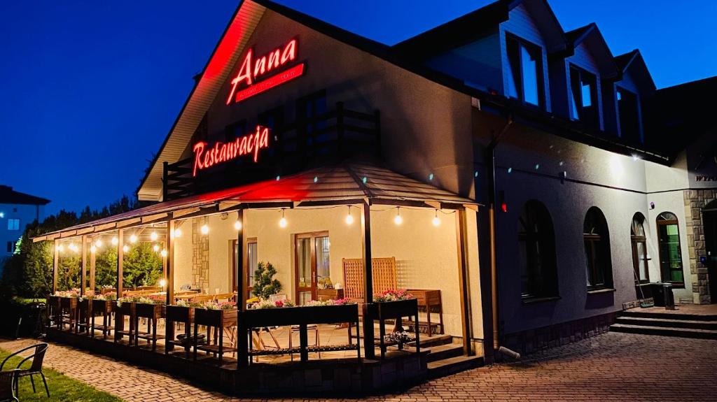 restauracja z oświetleniem na boku budynku w obiekcie Pensjonat Anna w Zwierzyńcu