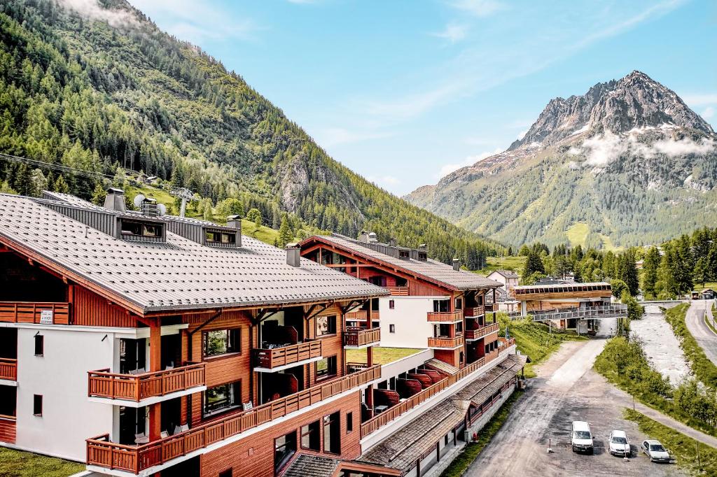 uma vista para um resort com uma montanha ao fundo em Dormio Resort Les Portes du Mont Blanc em Vallorcine