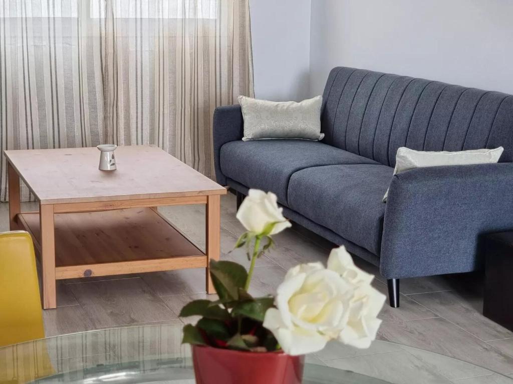 un soggiorno con divano blu e tavolo di Casa Abubilla a Nazaret