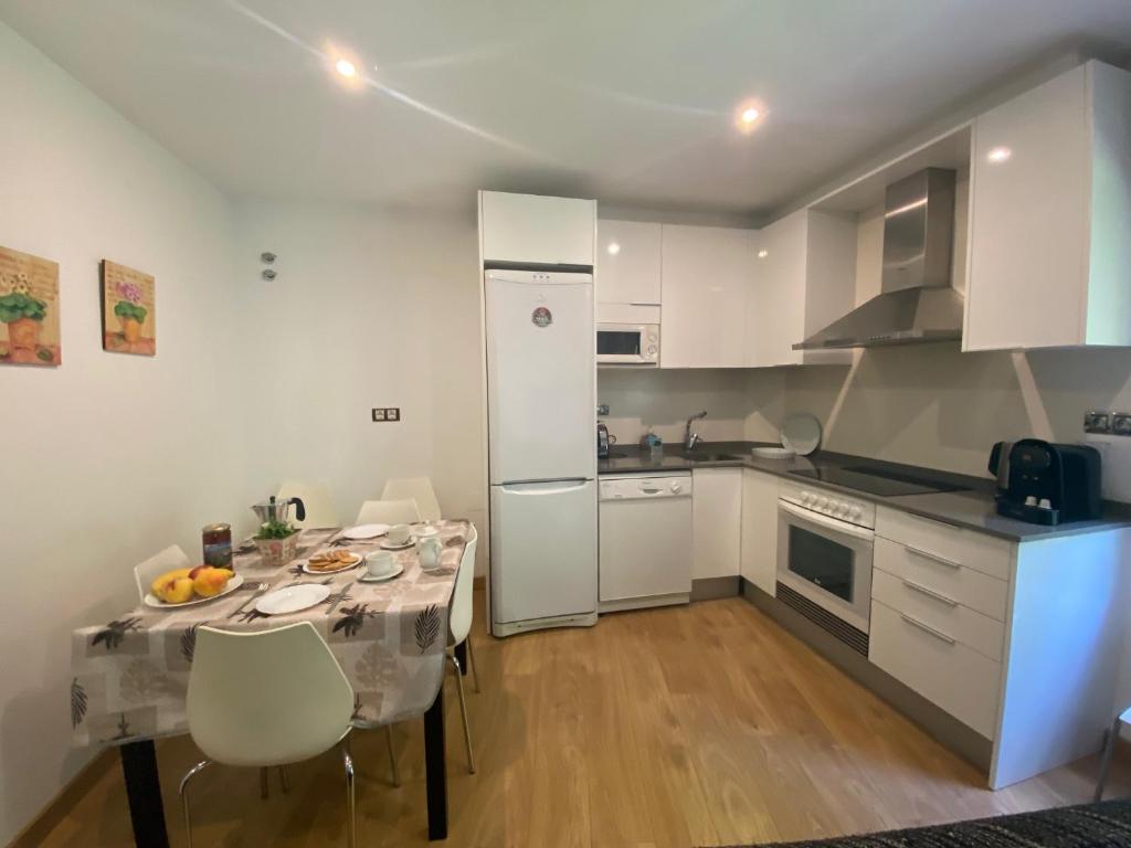 Kuchyň nebo kuchyňský kout v ubytování Precioso apartamento con vistas montaña o rio