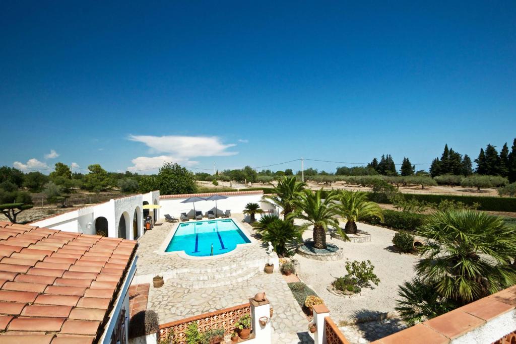 an image of a swimming pool in a resort at Las Gaviotas in L'Ampolla