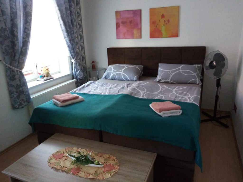 - une chambre avec un lit et une table devant dans l'établissement Ferienwohnung, à Halle-sur-Saale