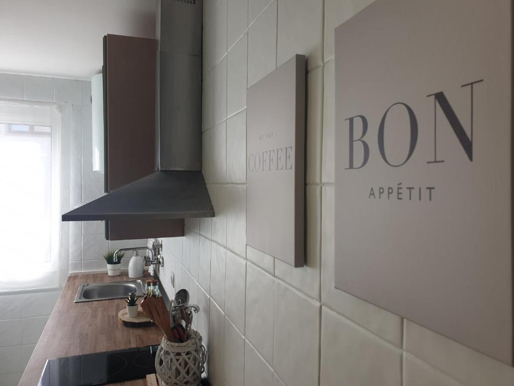 A kitchen or kitchenette at Apartamento Sabugo