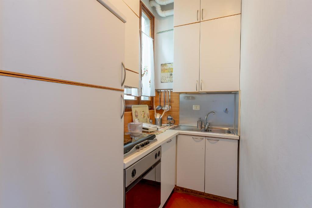 A kitchen or kitchenette at Discovering Florence