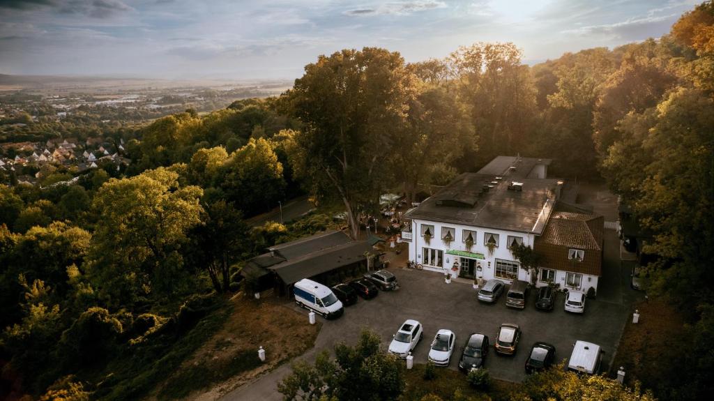 an aerial view of a house with cars parked in front at Hotel Hasenjäger in Einbeck