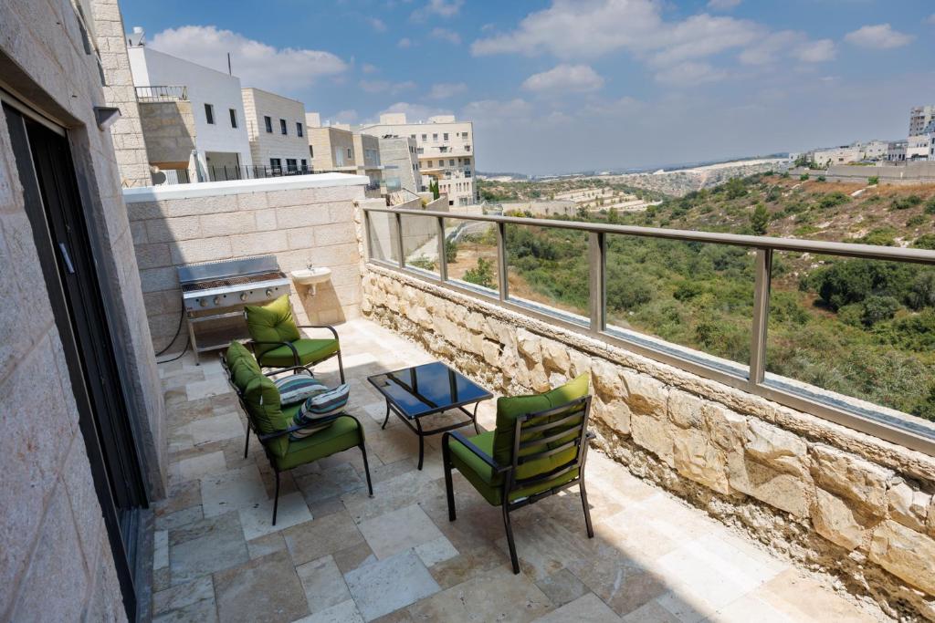 Un balcón o terraza en שקט על הנוף - כולל מתחם בריכה מחוממת