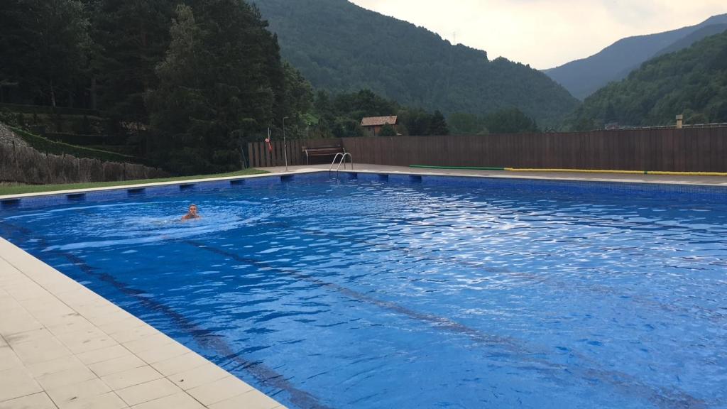 Bazén v ubytování Precioso apartamento con vistas montaña o rio nebo v jeho okolí