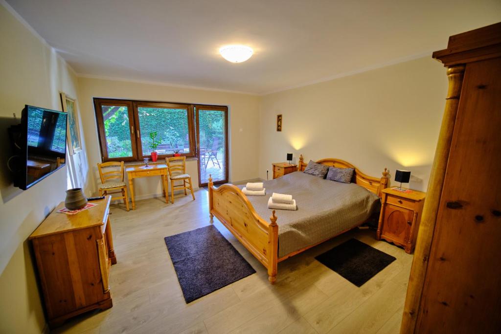 Televízia a/alebo spoločenská miestnosť v ubytovaní Apartament Przy Beczce