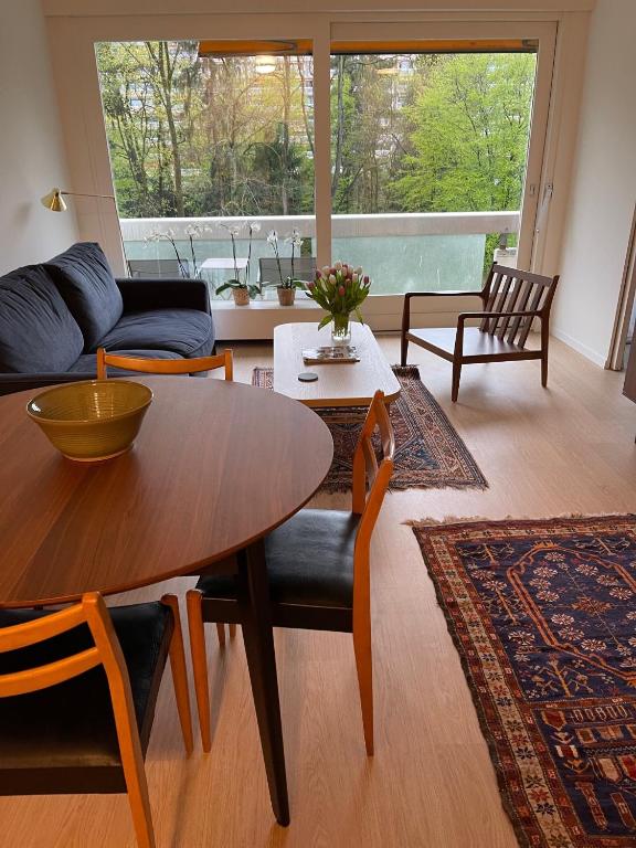sala de estar con mesa y sofá en Petit-Saconnex, Geneva en Ginebra