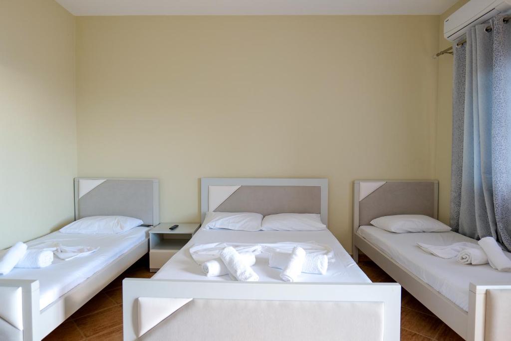 Postel nebo postele na pokoji v ubytování Kalemi Apartments