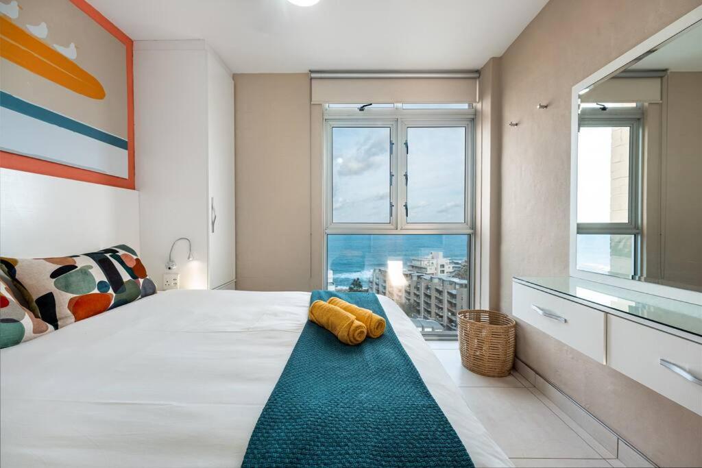 1 dormitorio con 1 cama grande y ventana grande en 1002 La Ballito-trendy apartment with endless view en Ballito