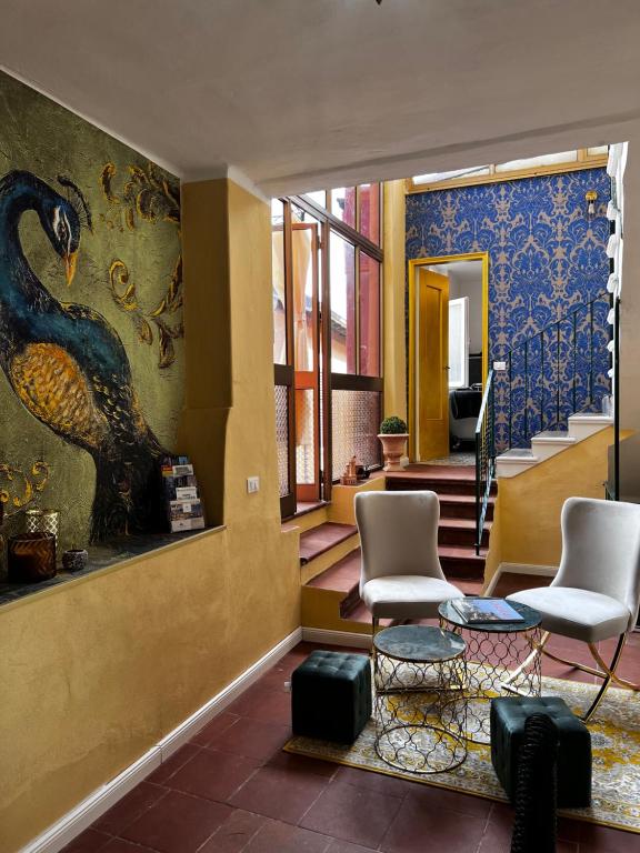 un vestíbulo con 2 sillas y una pintura en la pared en CASA LINDNER Villa Rustico Ferienhaus 400m zum Gardasee 13Schlafplätze en Toscolano Maderno