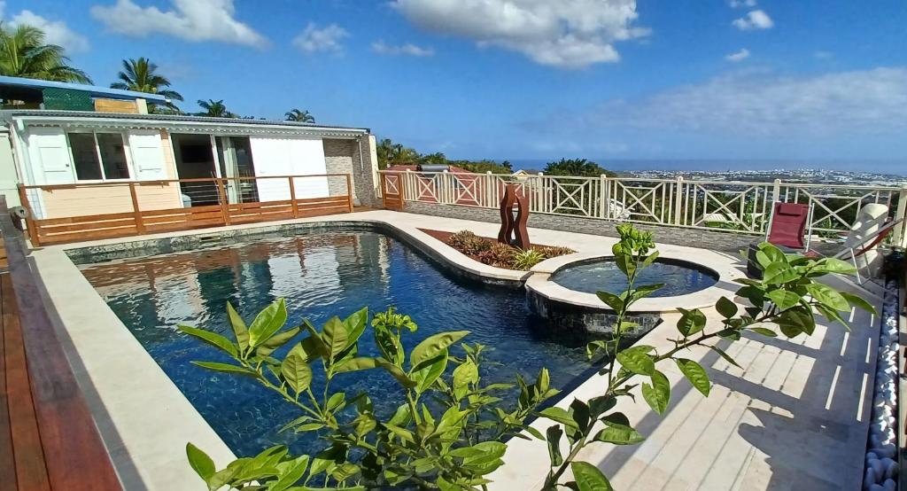 una piscina en la parte superior de una casa con el océano en Bourbon Horizon, en La Possession