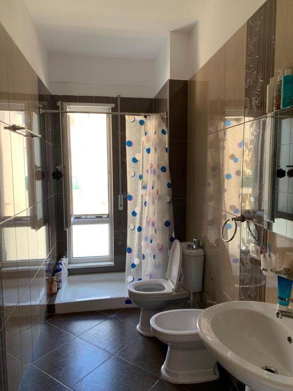 Lovely and spacious 2-bed room home in great location - Image 8