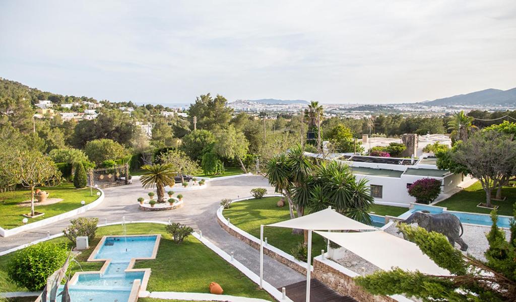 Booking.com: CAN FLOWERS VILLA , Cala Llonga, Spanje . Boek ...